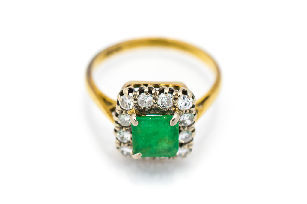 Zlatý prsten se smaragdem a brilianty